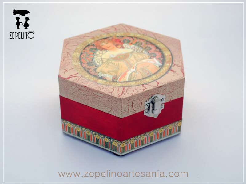 Caja craquelada de Mucha